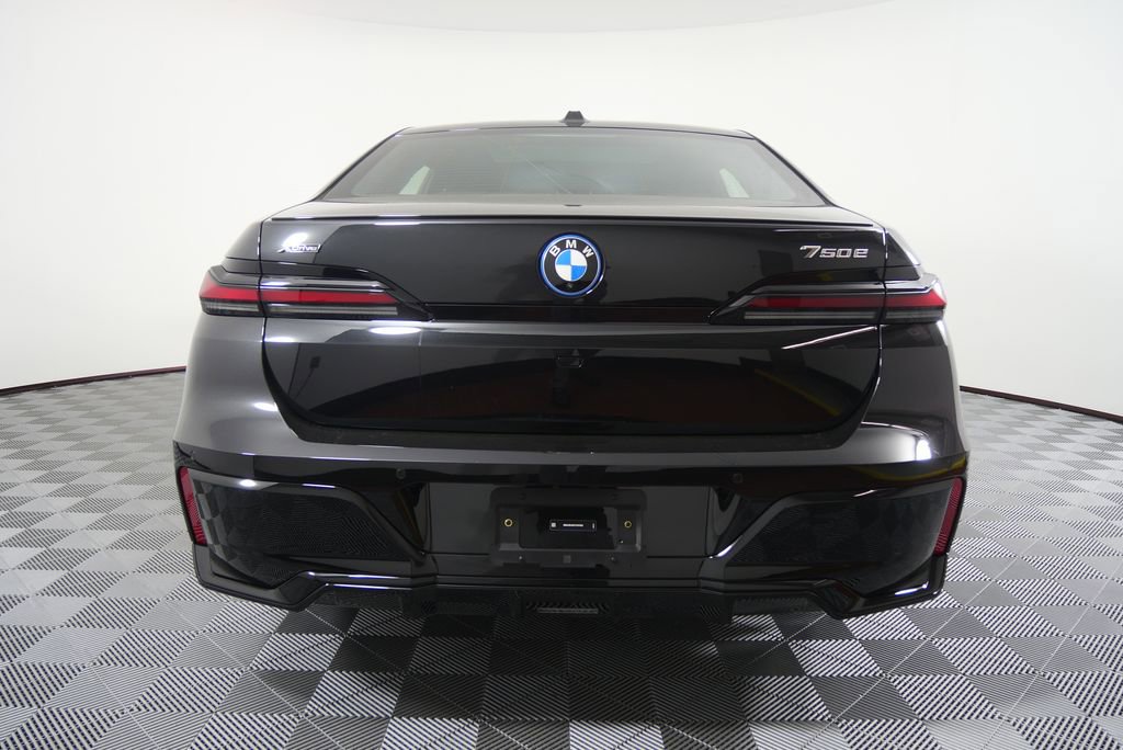 Used 2026 BMW 750e xDrive image 4