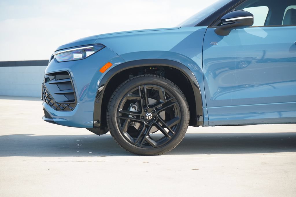 New 2026 Volkswagen Tiguan SE R-Line FWD image 2