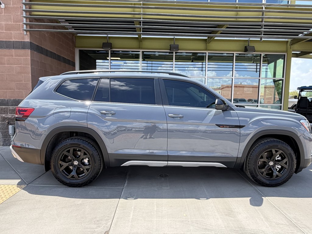 Used 2025 Volkswagen Atlas Peak Edition SE AWD/4WD image 9