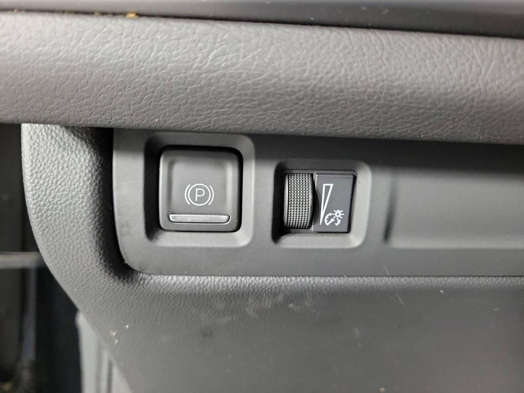 Used 2025 Cadillac XT4 Premium Luxury FWD image 31