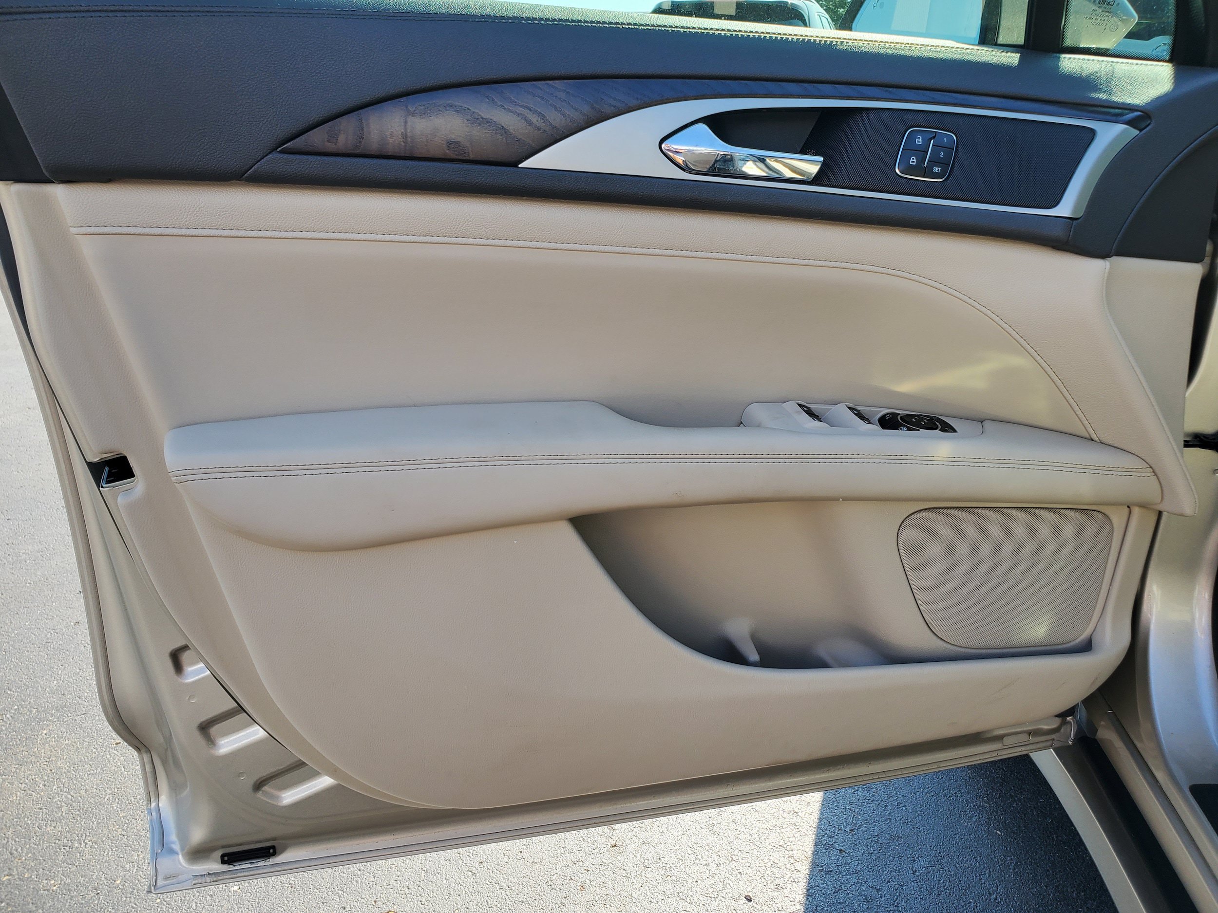 Used 2017 Lincoln MKZ Reserve FWD image 9