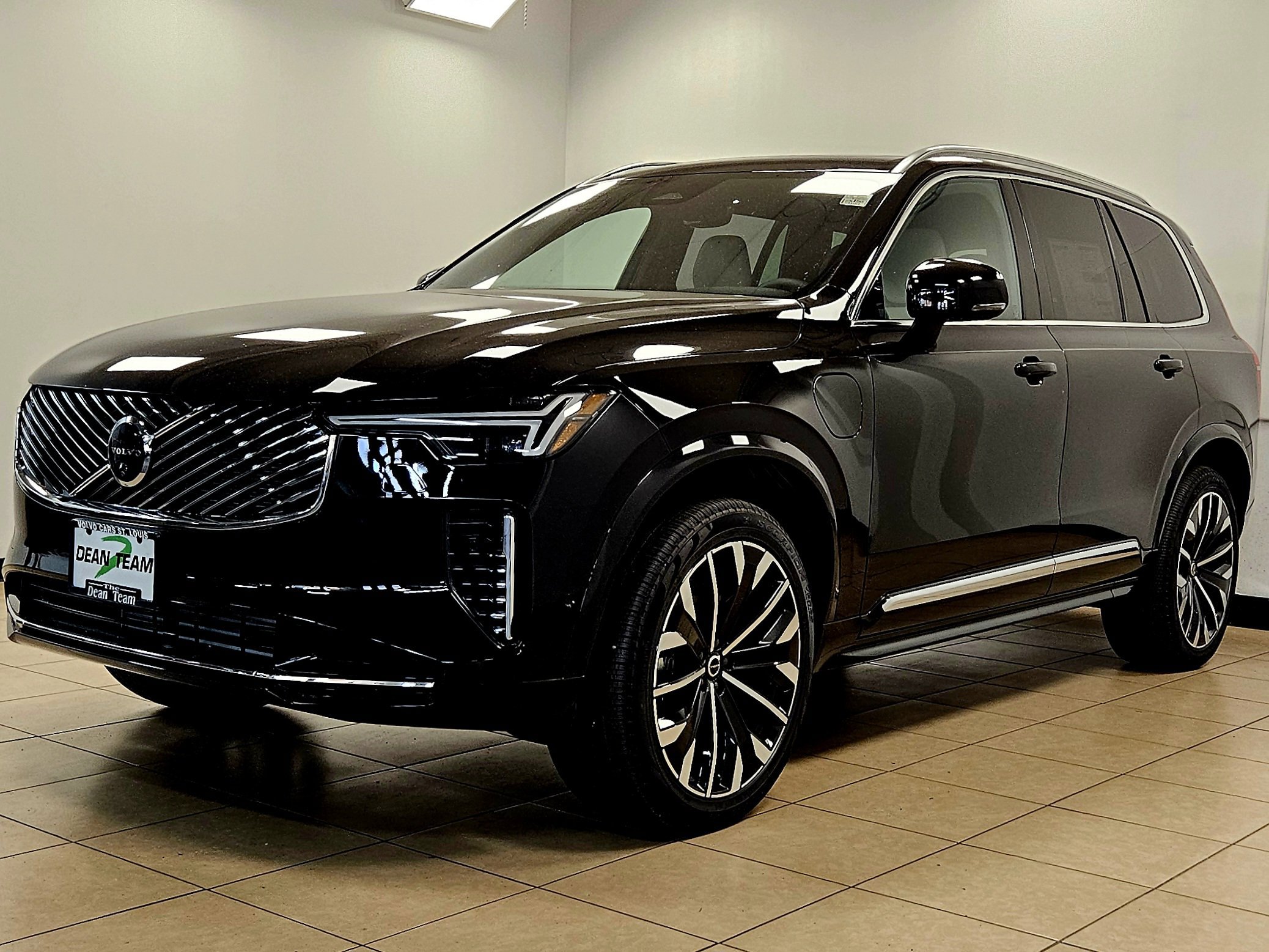 New 2026 Volvo XC90 T8 Plus w/ Protection Package Premier AWD/4WD image 3