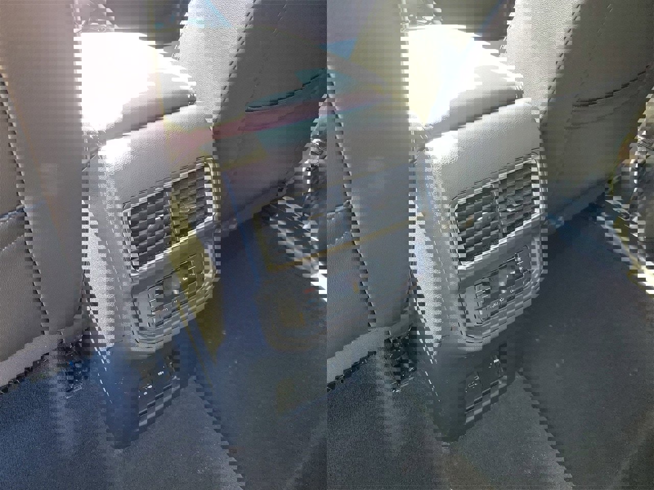 Used 2025 Volkswagen Atlas SE image 12