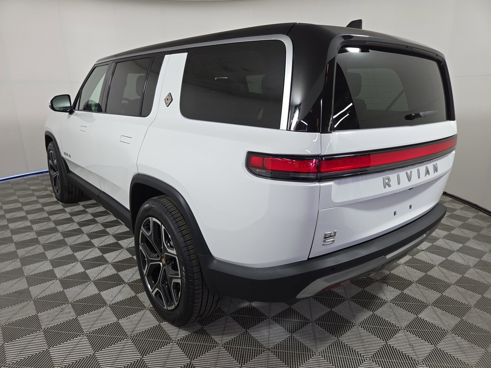 Used 2024 Rivian R1S Adventure AWD/4WD image 3