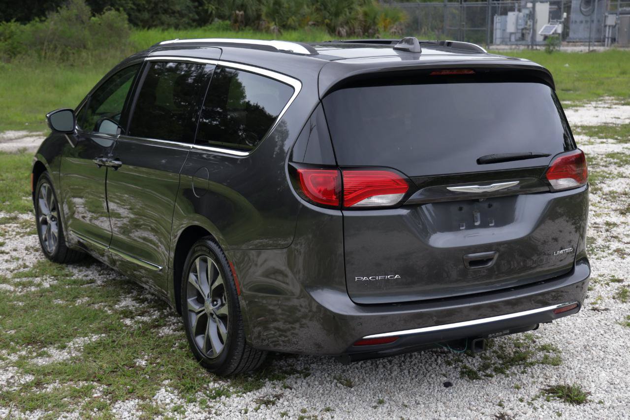 Used 2017 Chrysler Pacifica Limited w/ Advanced Safetytec Group FWD image 5