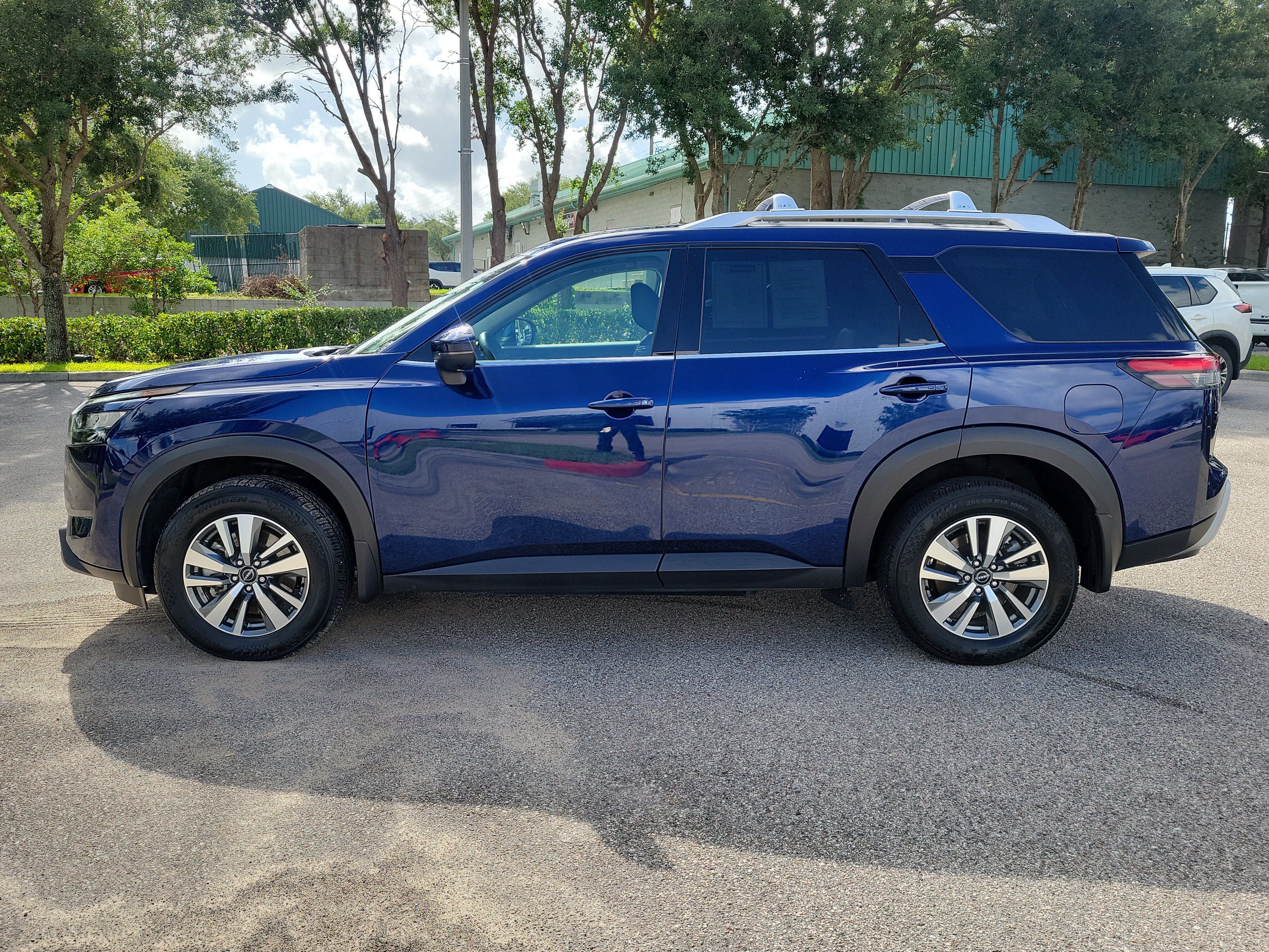Certified 2025 Nissan Pathfinder SL FWD image 8