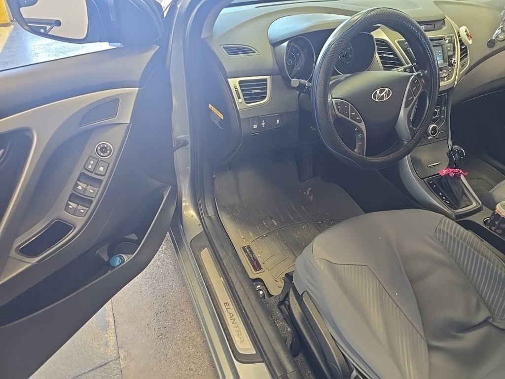 Used 2015 Hyundai Elantra SE w/ Option Group 03 FWD image 6