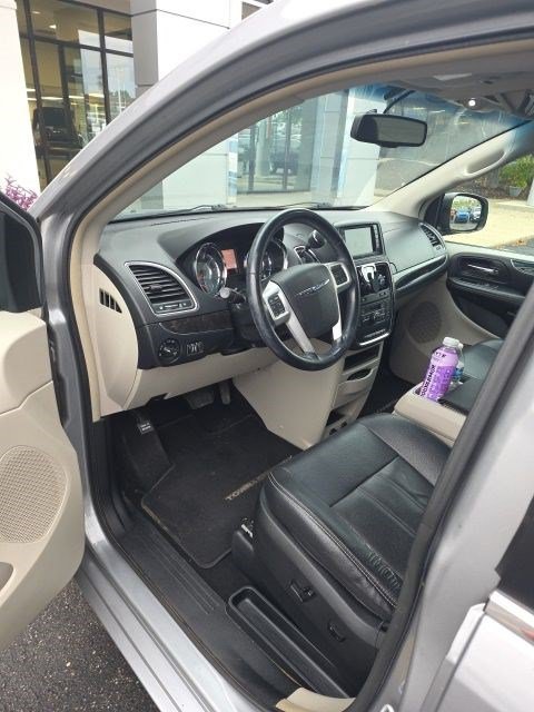 Used 2015 Chrysler Town & Country Touring FWD image 8