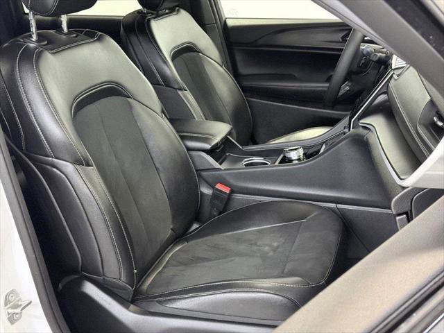 Certified 2024 Jeep Grand Cherokee Altitude image 17