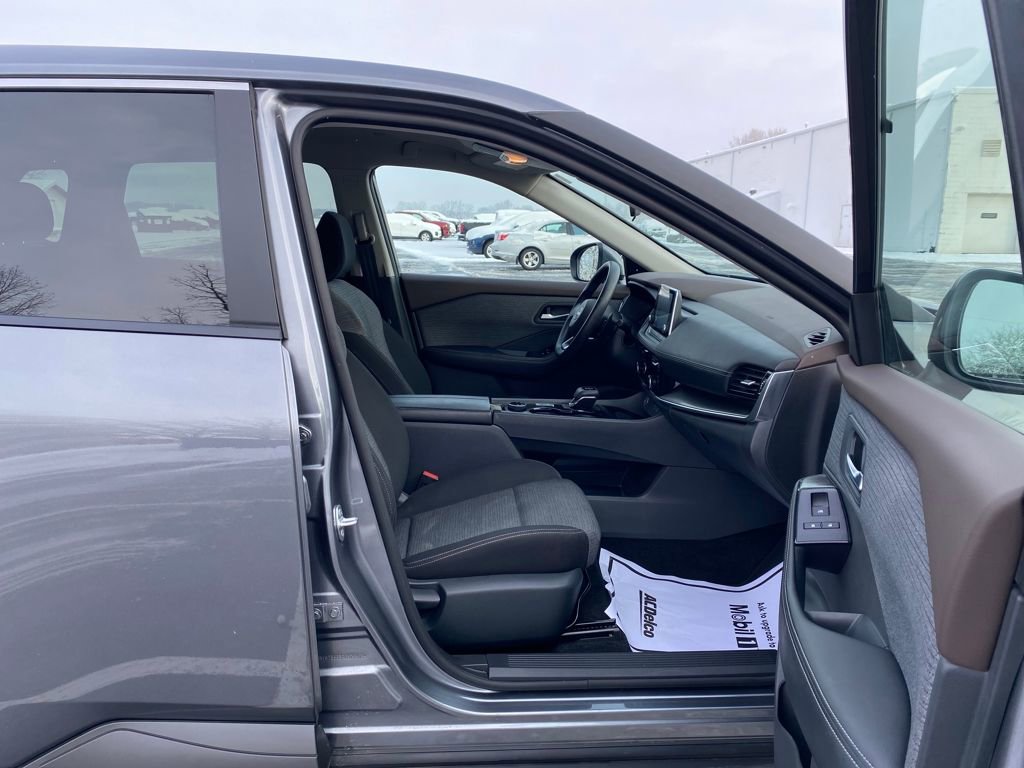 Used 2023 Nissan Rogue SV image 11