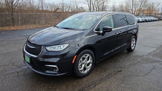 Used 2024 Chrysler Pacifica Limited FWD image 4