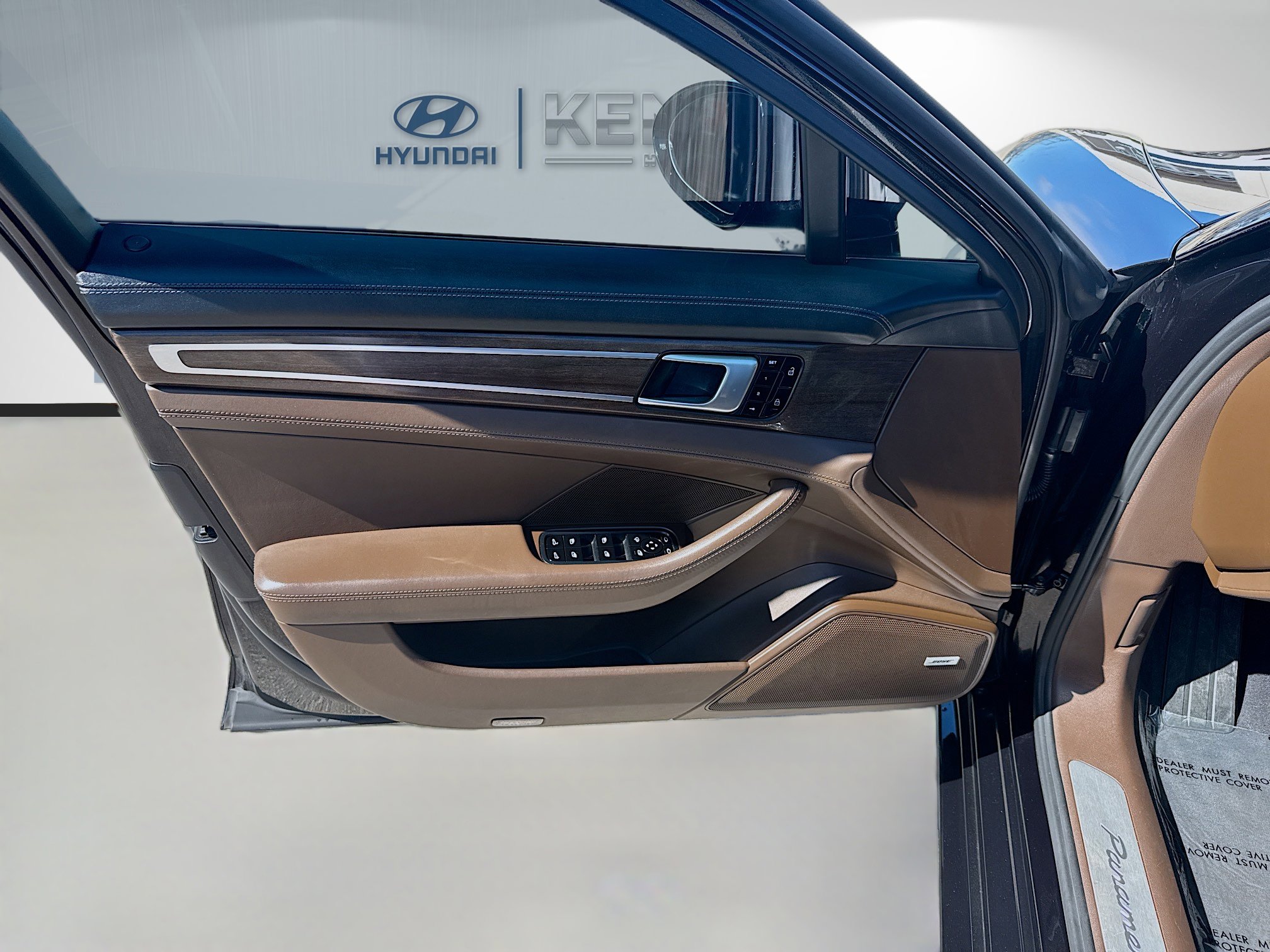 Used 2020 Porsche Panamera 4 image 17