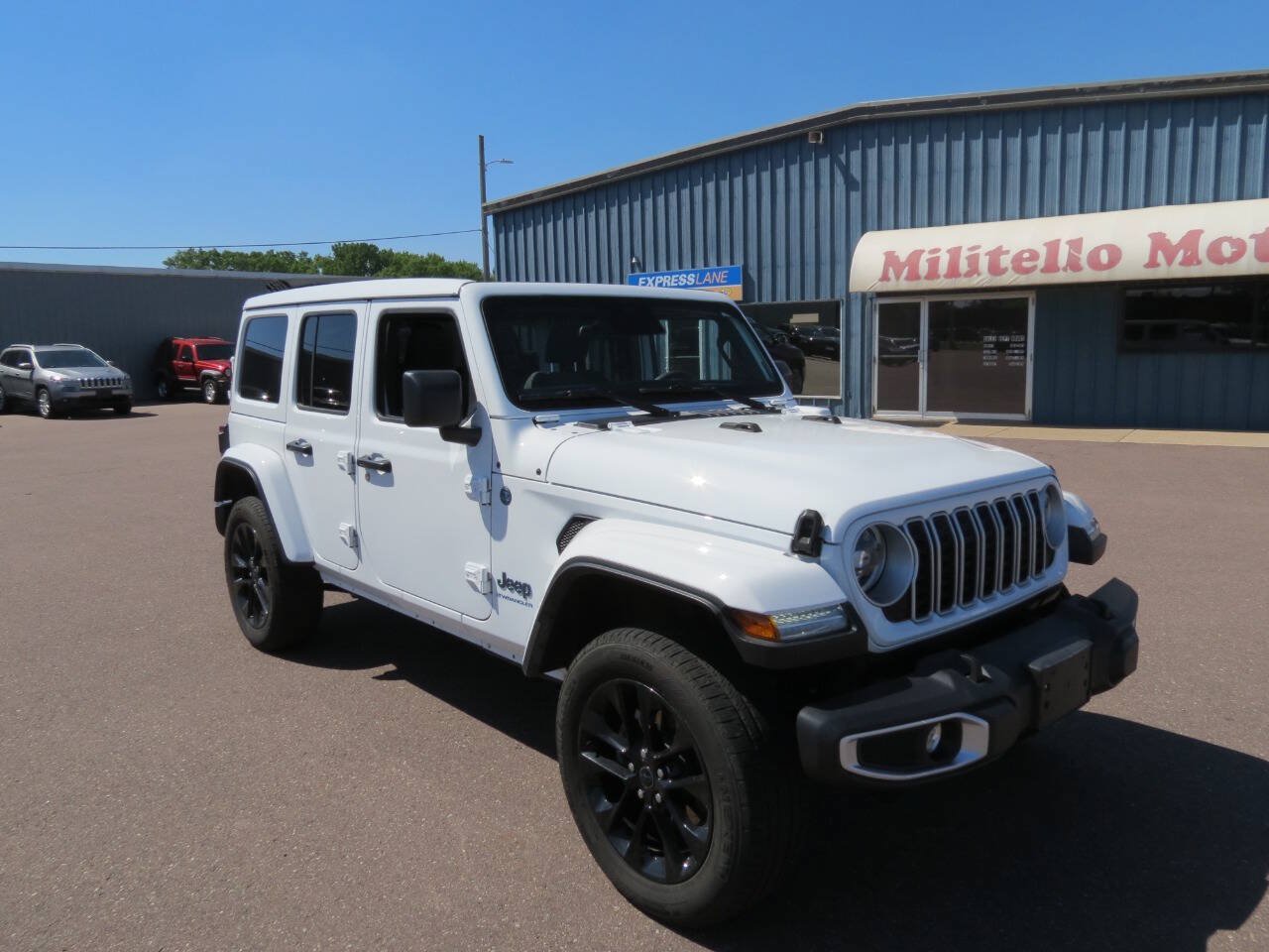 Used 2025 Jeep Wrangler Unlimited Sahara w/ Safety Group AWD/4WD image 2