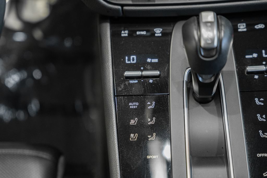 Used 2022 Porsche Macan AWD/4WD image 21