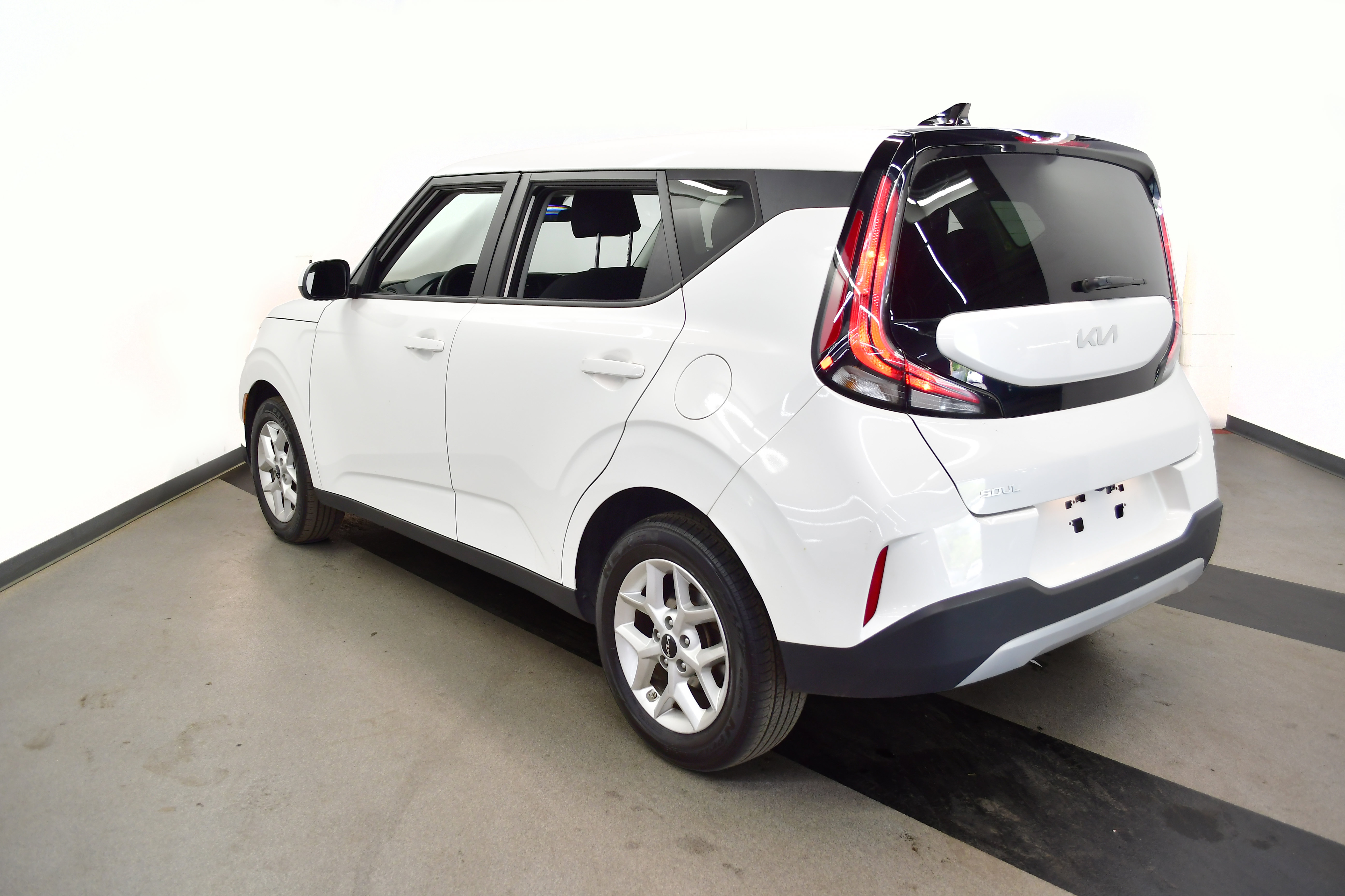 Used 2024 Kia Soul LX w/ Option Group 015 FWD image 5