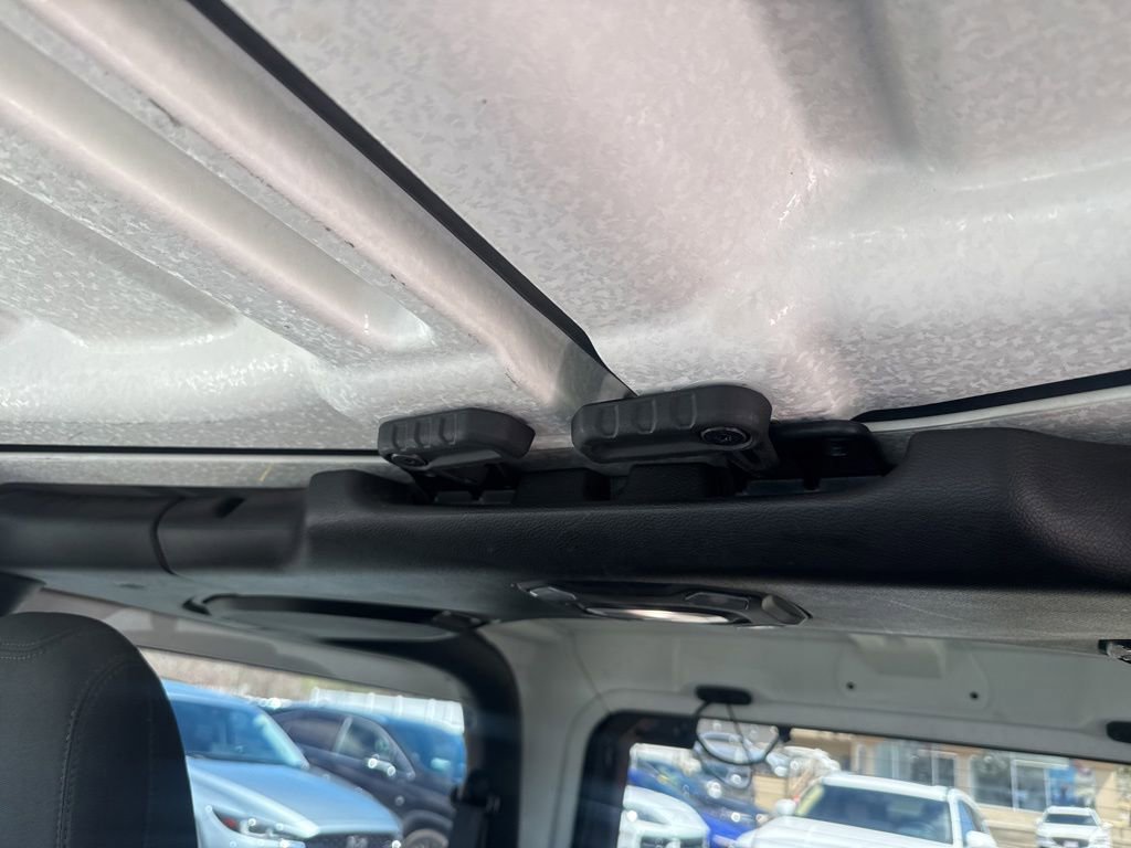Used 2018 Jeep Wrangler Sport AWD/4WD image 15