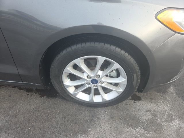 Used 2020 Ford Fusion SE image 2