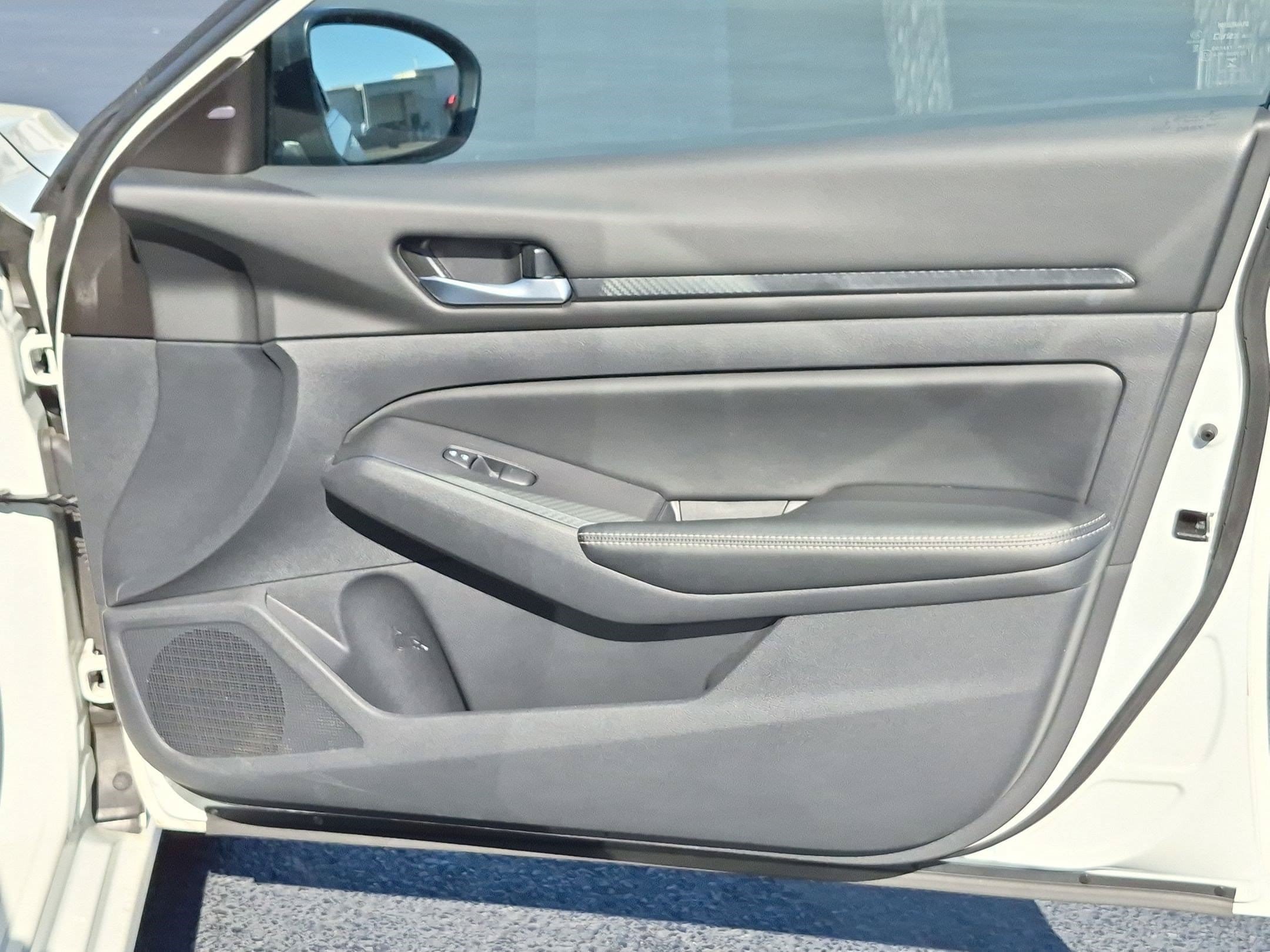 Used 2025 Nissan Altima 2.5 SV FWD image 32
