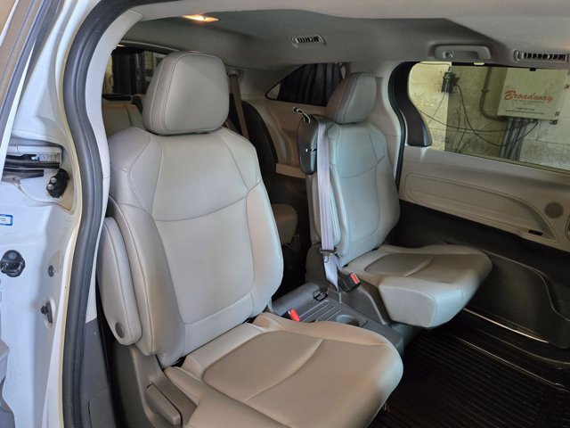 Used 2021 Toyota Sienna XLE FWD image 21