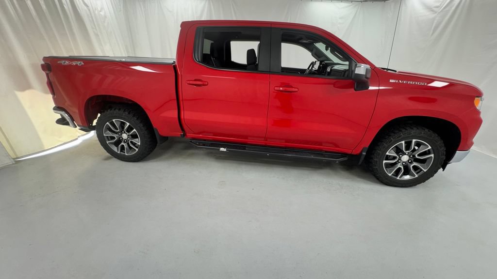 Used 2022 Chevrolet Silverado 1500 LT AWD/4WD image 2