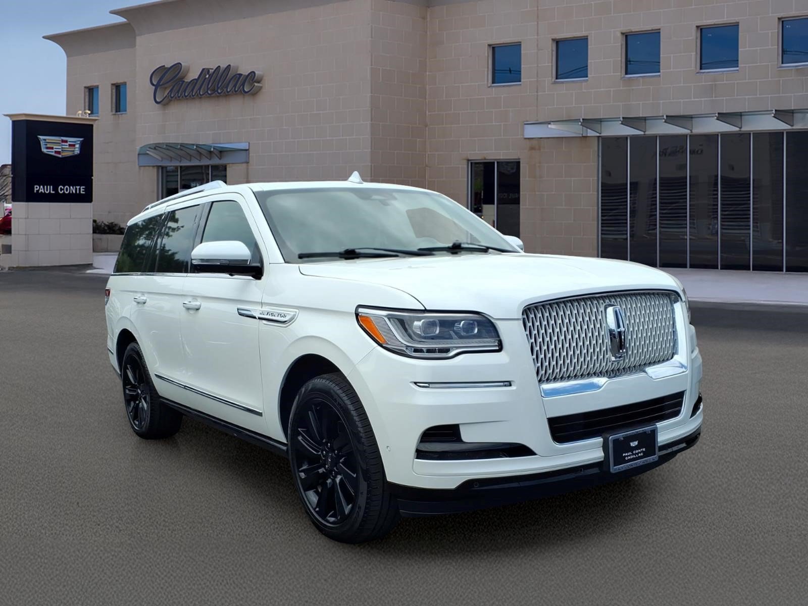 Used 2022 Lincoln Navigator Reserve AWD/4WD image 3
