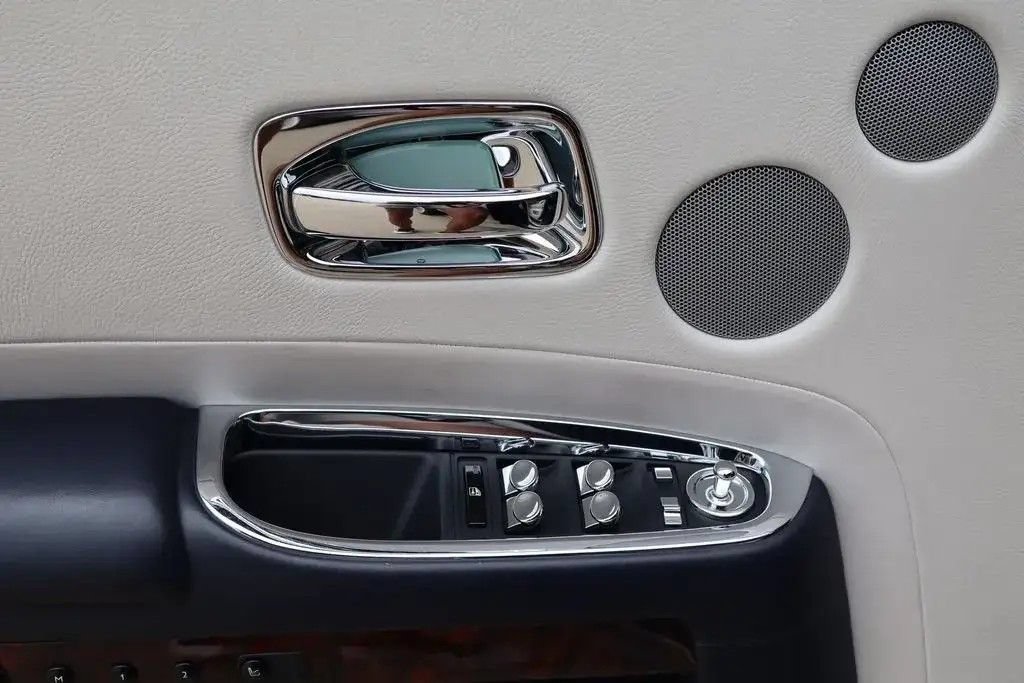 Used 2016 Rolls-Royce Ghost RWD image 21