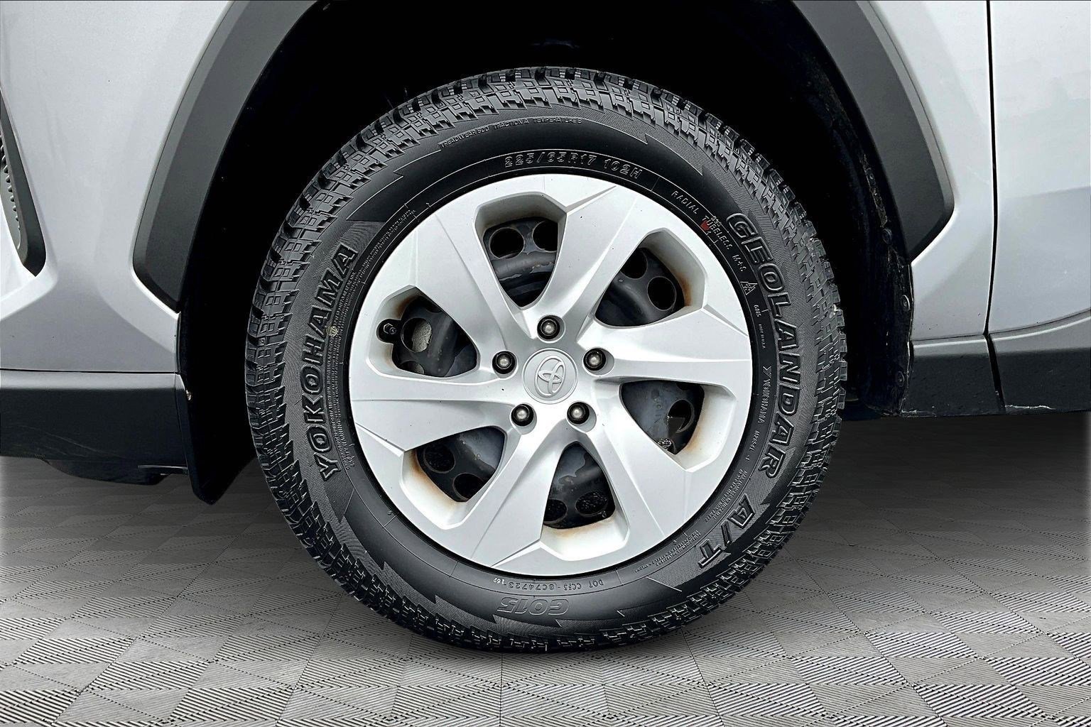 Used 2021 Toyota RAV4 LE AWD/4WD image 34