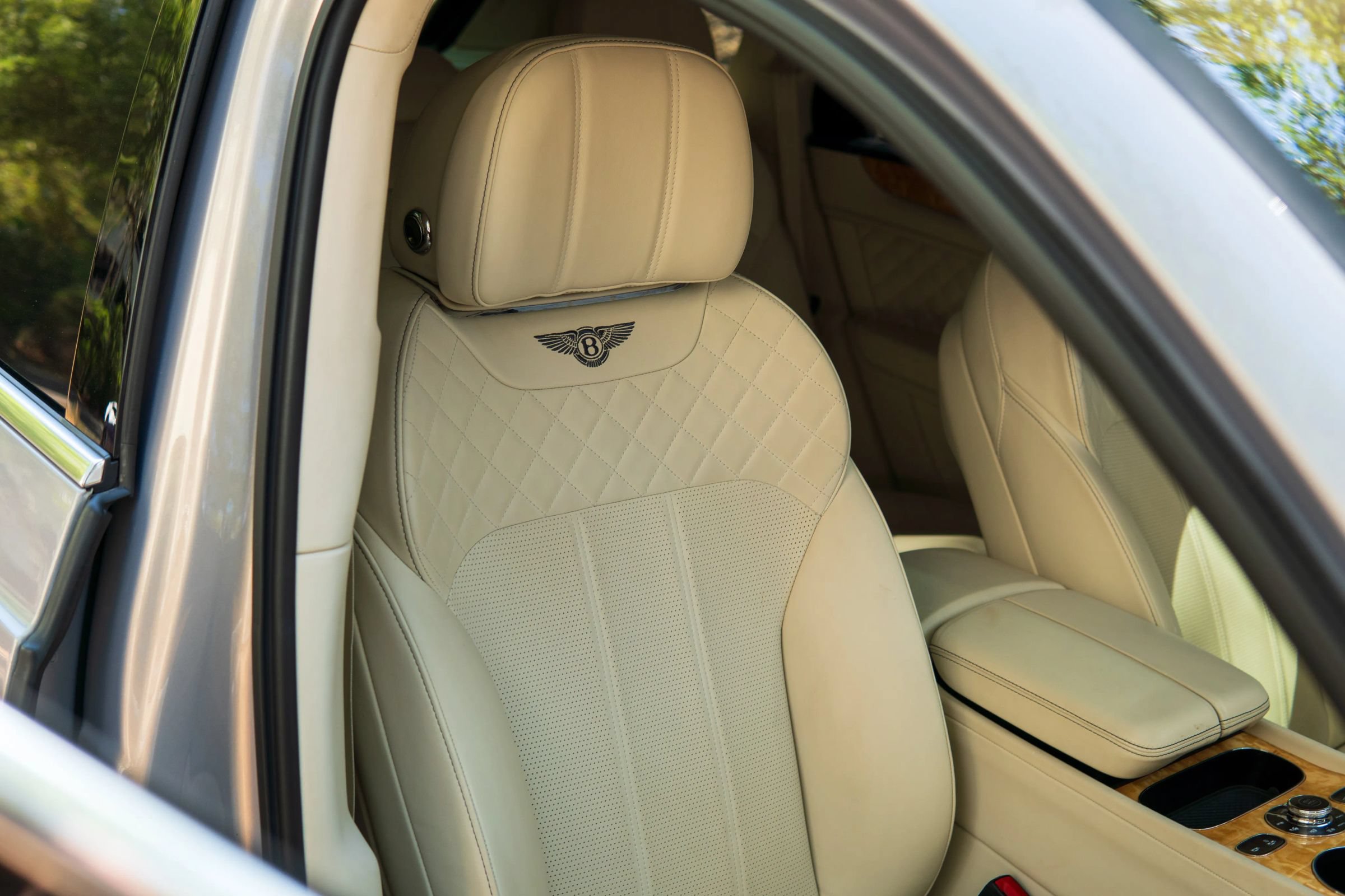 Used 2017 Bentley Bentayga AWD/4WD image 27