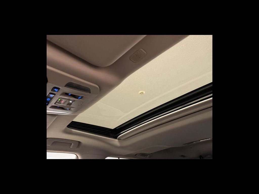 Used 2021 Toyota Highlander XLE AWD/4WD image 28