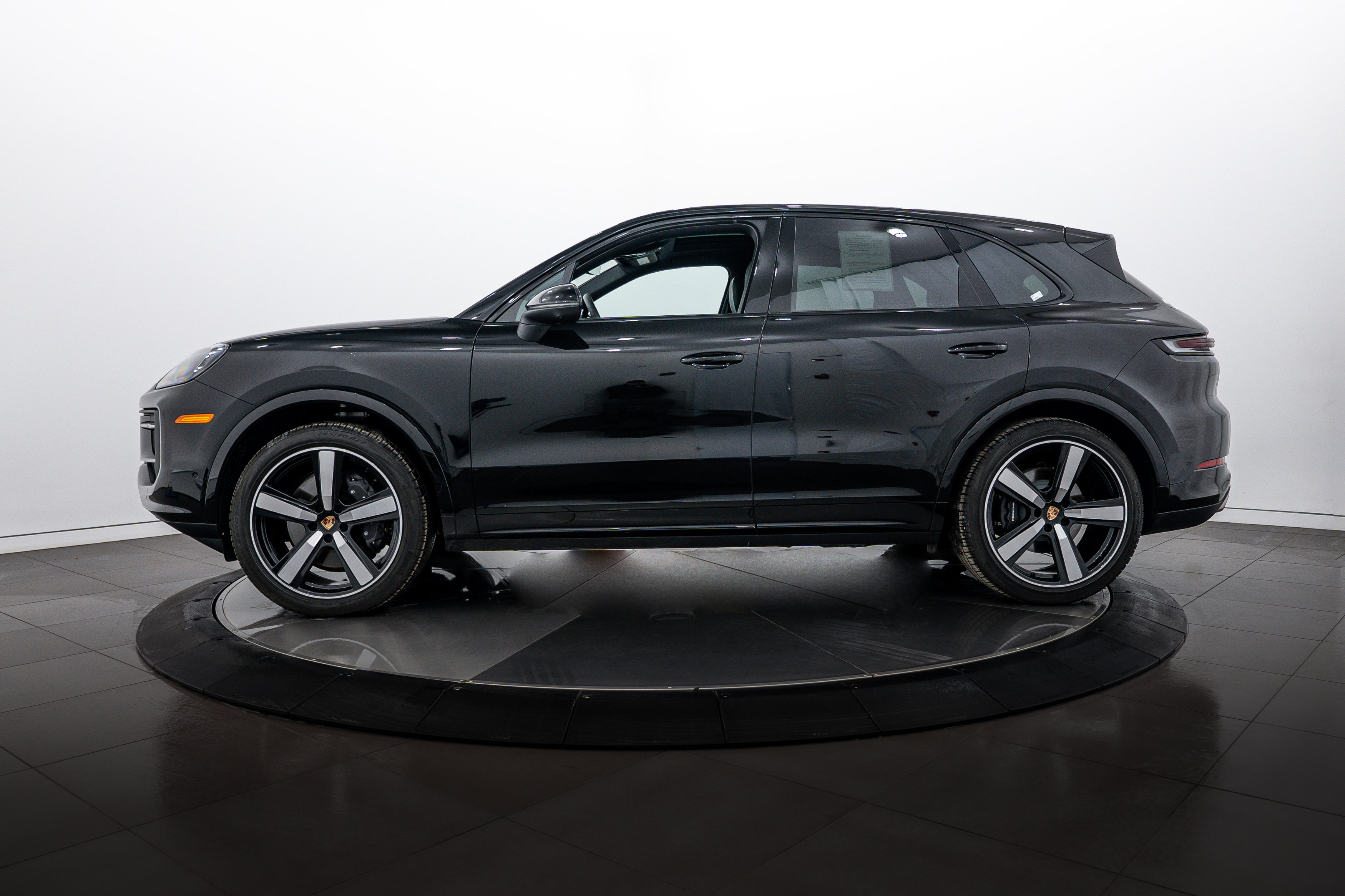 Certified 2025 Porsche Cayenne image 2