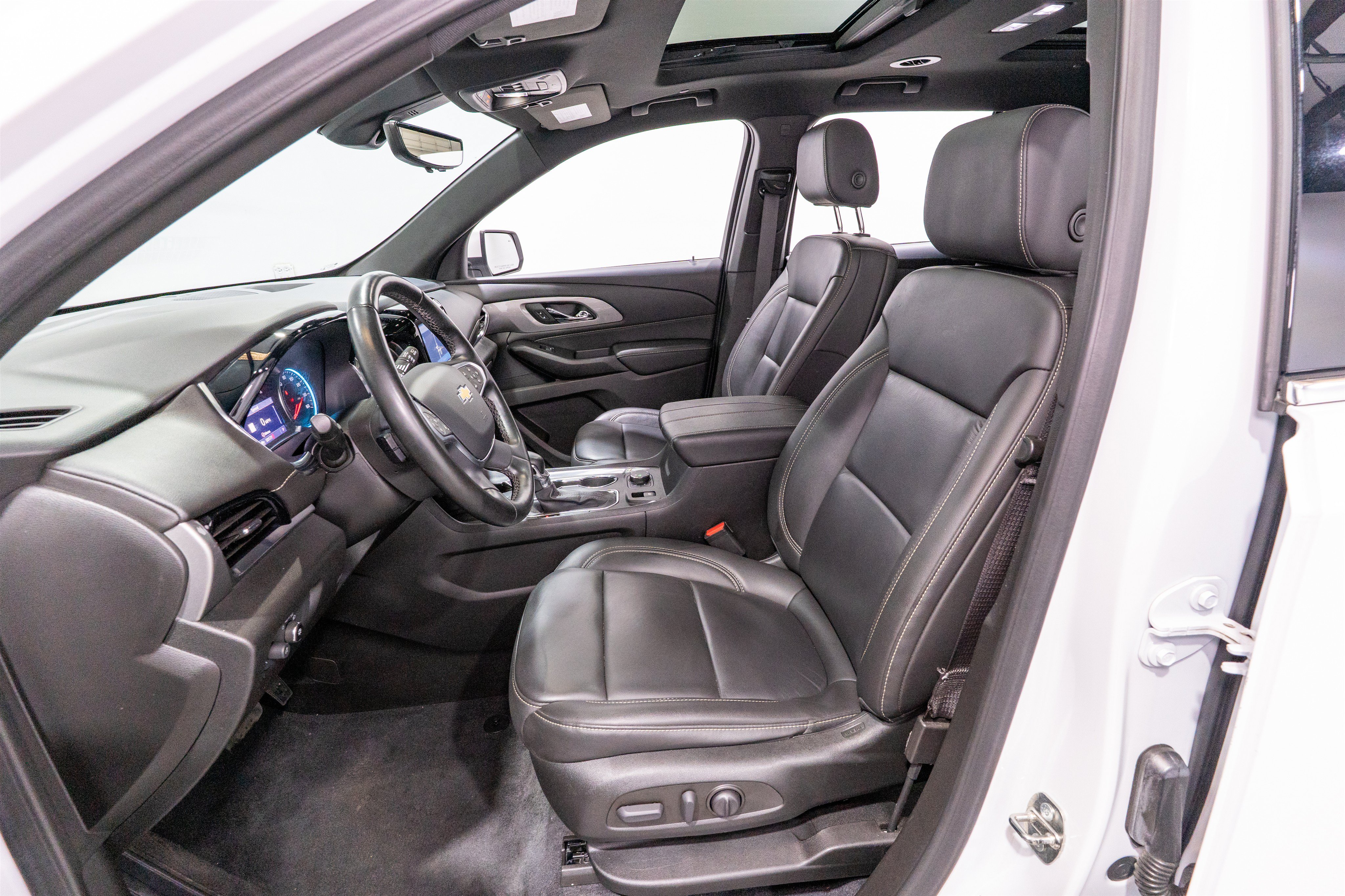 Used 2023 Chevrolet Traverse LT w/ LT Premium Package AWD/4WD image 16