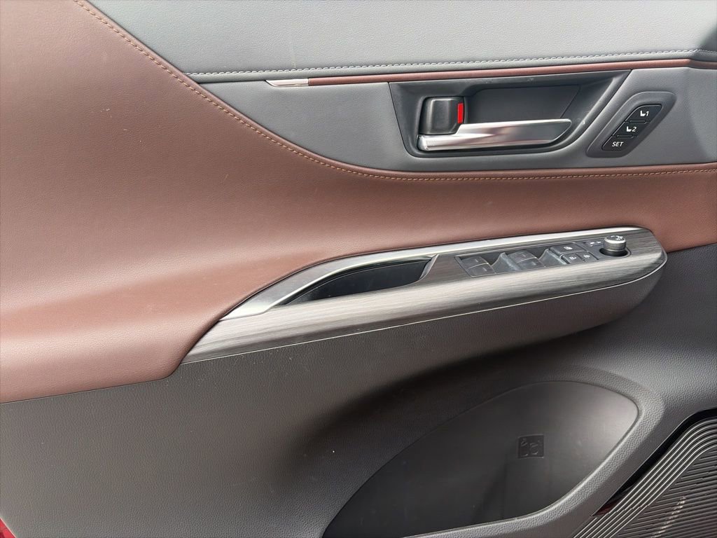 Used 2021 Toyota Venza Limited image 9