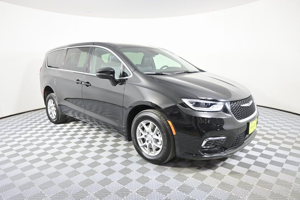 Used 2025 Chrysler Pacifica Select FWD image 10
