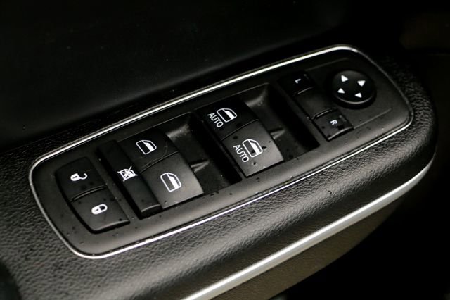 Used 2023 Chrysler 300 Touring L w/ Comfort Group RWD image 22