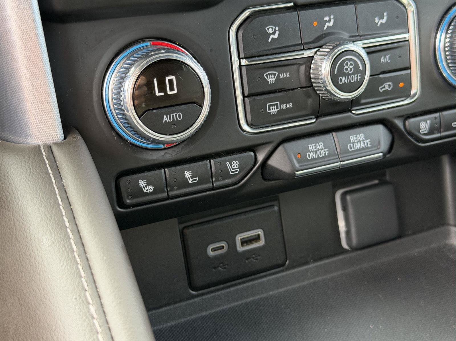 Used 2024 GMC Yukon SLT w/ SLT Luxury Package AWD/4WD image 19