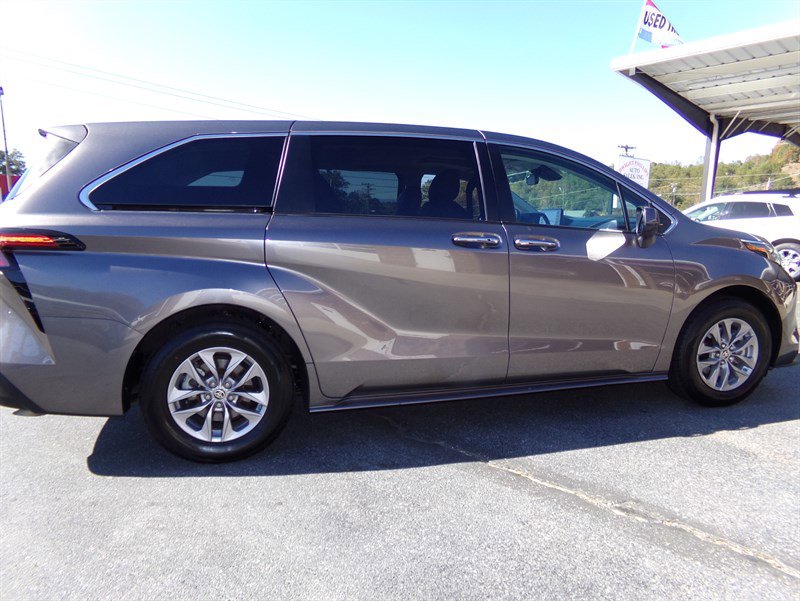 Used 2022 Toyota Sienna XLE image 3