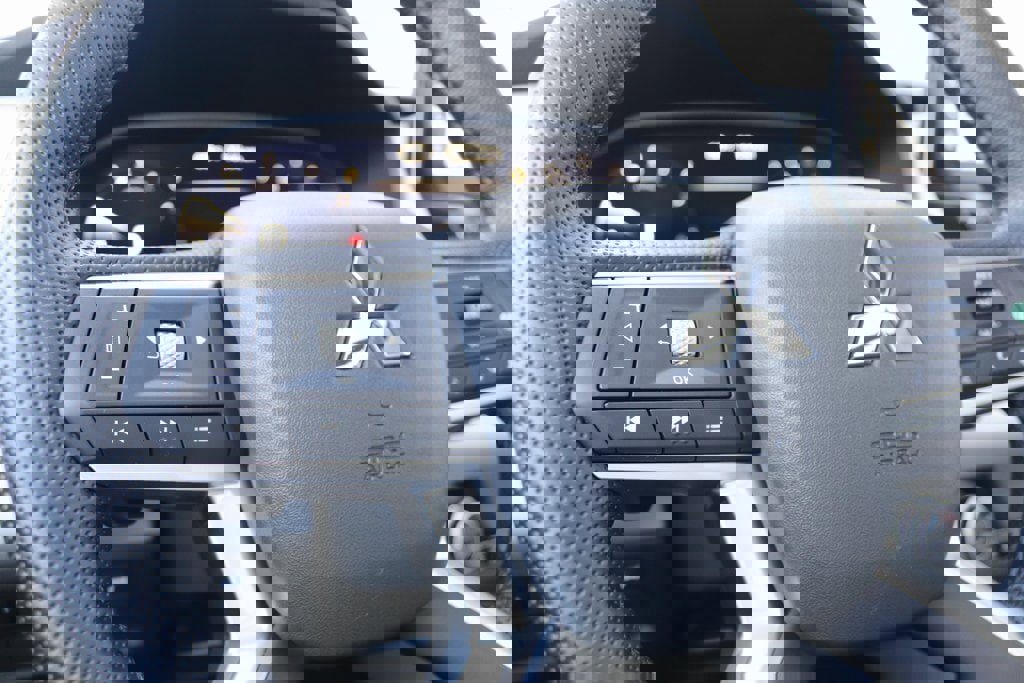 Used 2025 Mitsubishi Outlander SE image 11