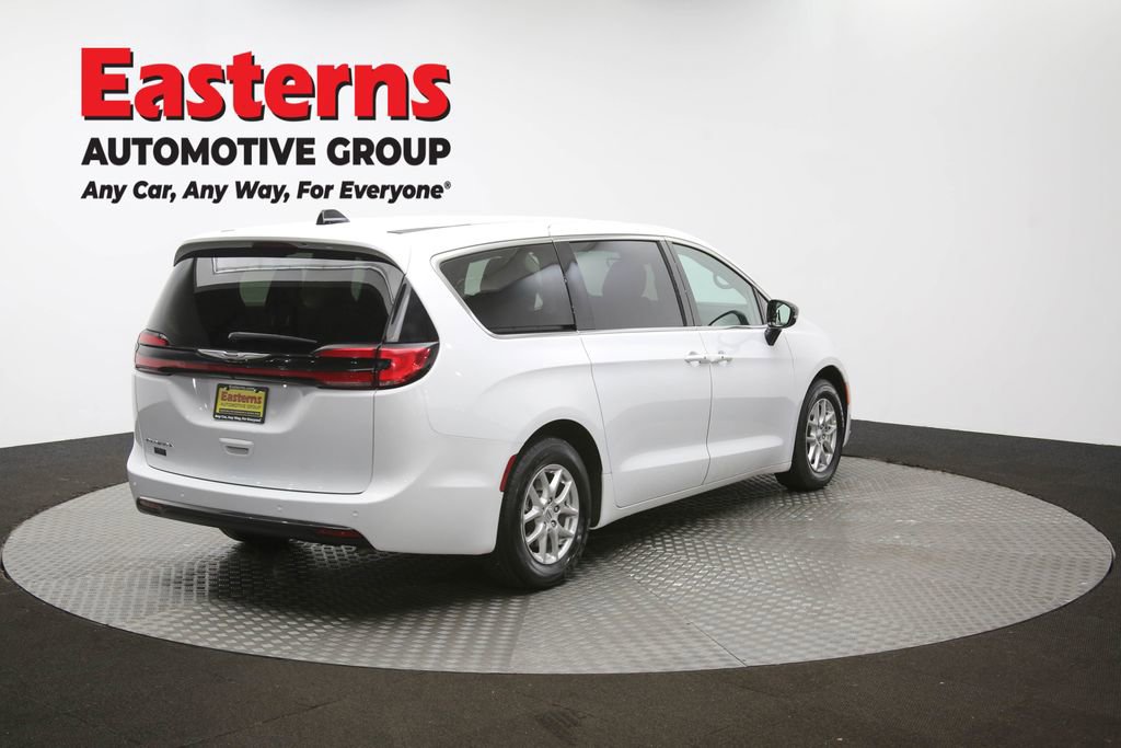 Used 2024 Chrysler Pacifica Touring-L image 39
