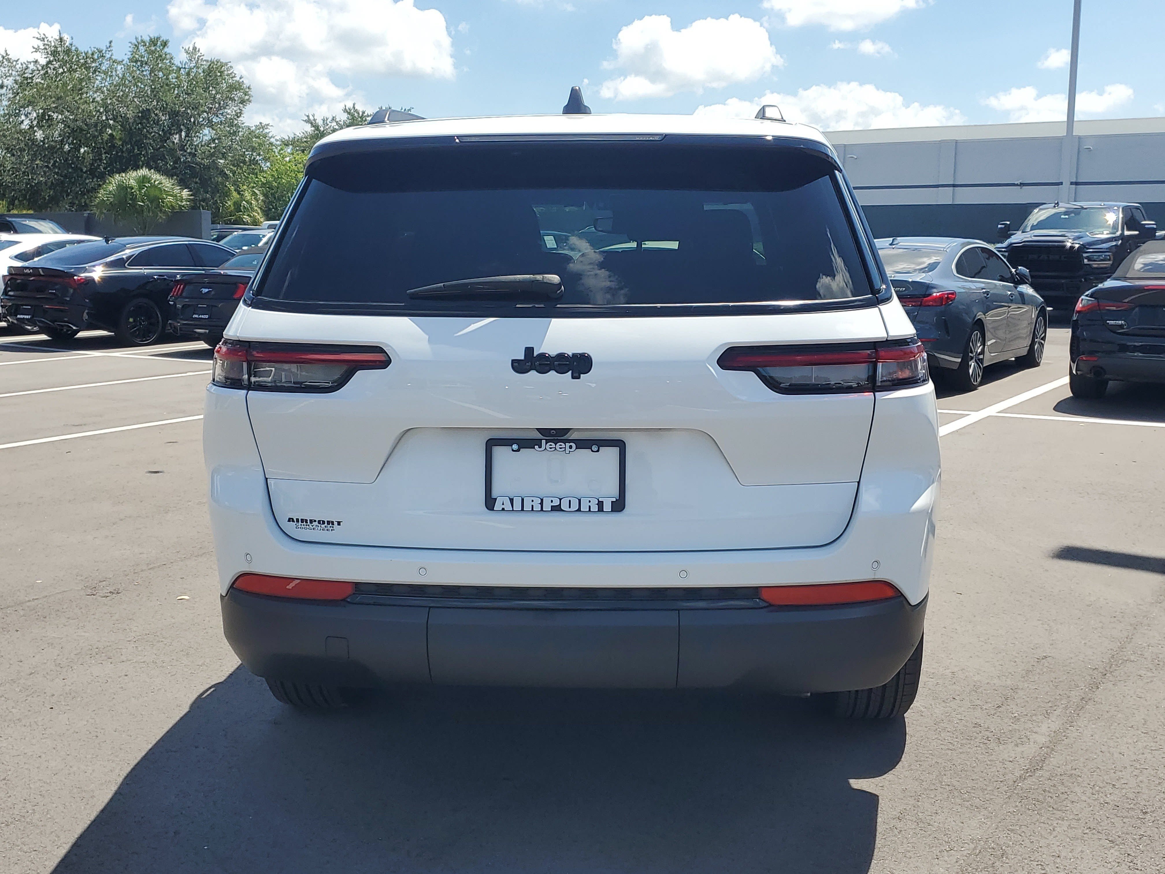 Used 2024 Jeep Grand Cherokee L Altitude RWD image 7