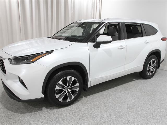 Used 2023 Toyota Highlander XLE image 3