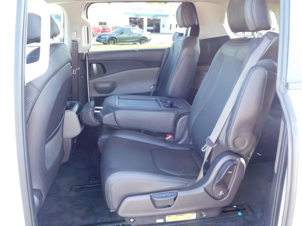 Used 2025 Kia Carnival EX FWD image 33