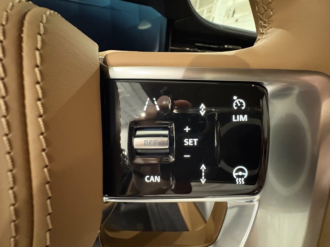 Used 2026 Land Rover Range Rover SE AWD/4WD image 13