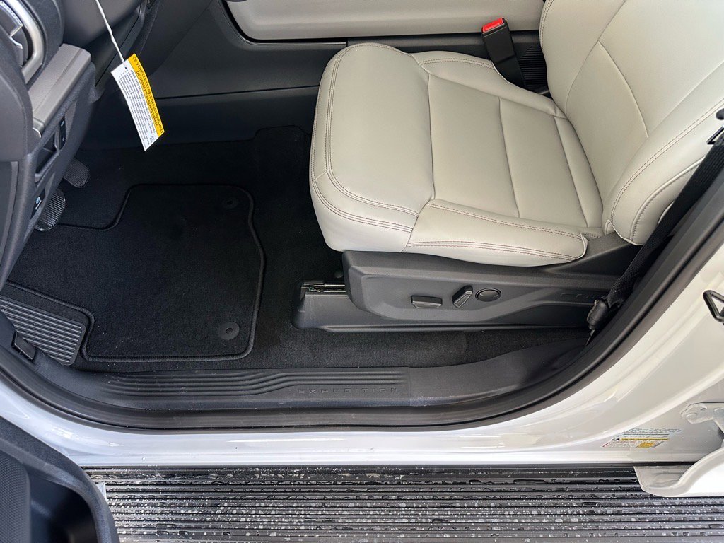 New 2025 Ford Expedition Active image 18
