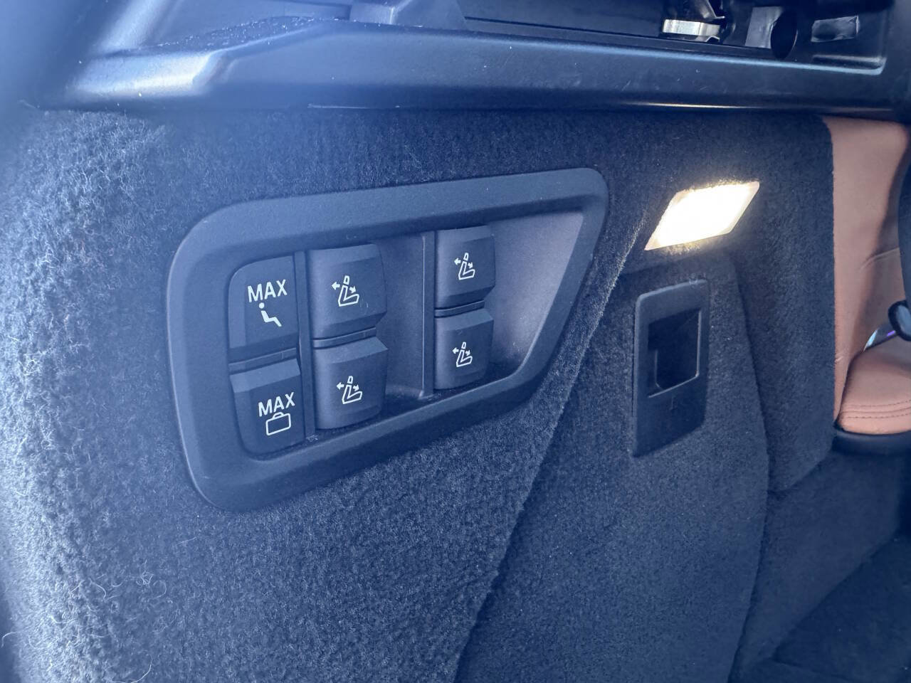 Used 2022 BMW X7 xDrive40i w/ M Sport Package image 27