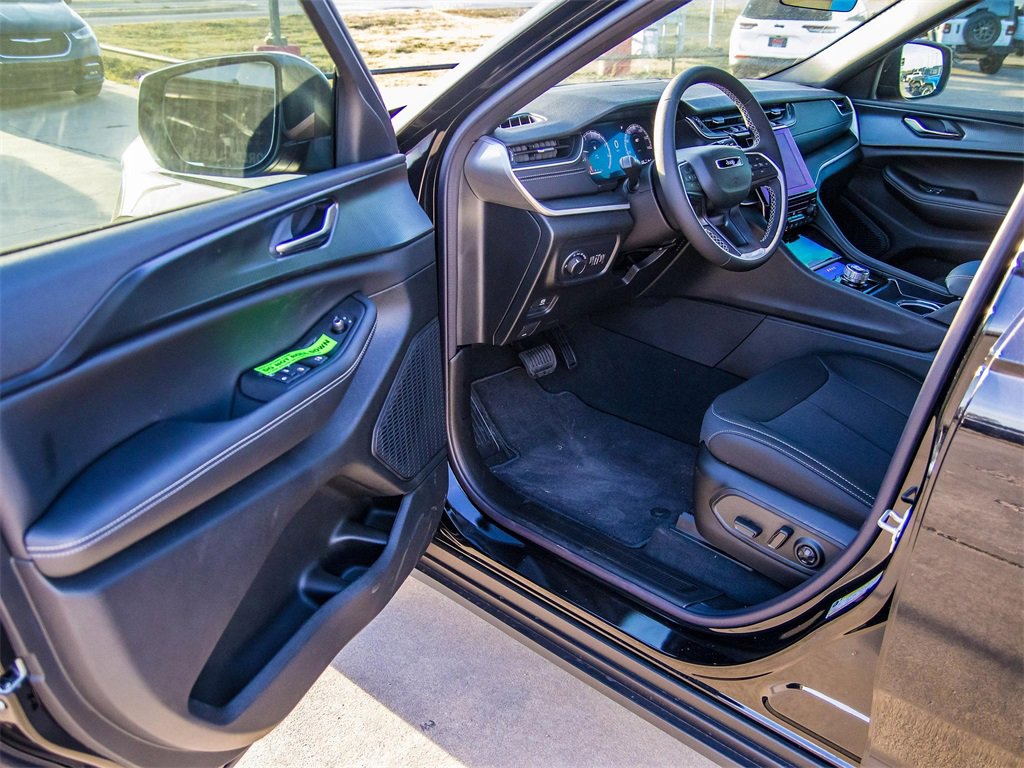 New 2025 Jeep Grand Cherokee Laredo X image 23