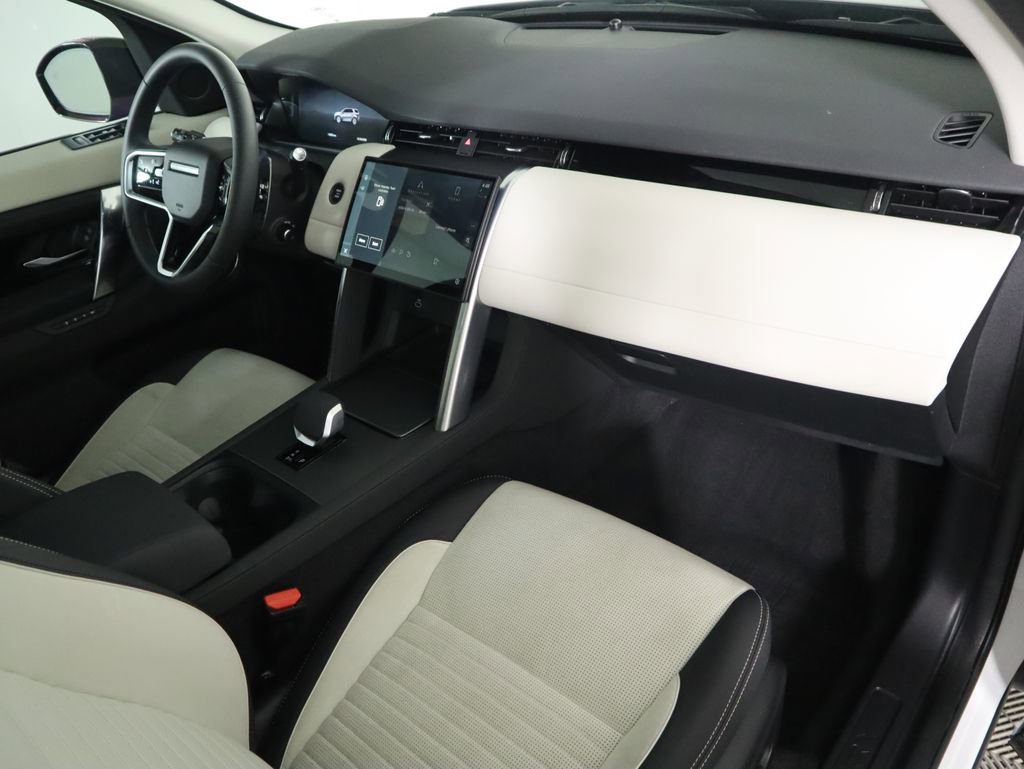 Used 2025 Land Rover Discovery Sport S image 16