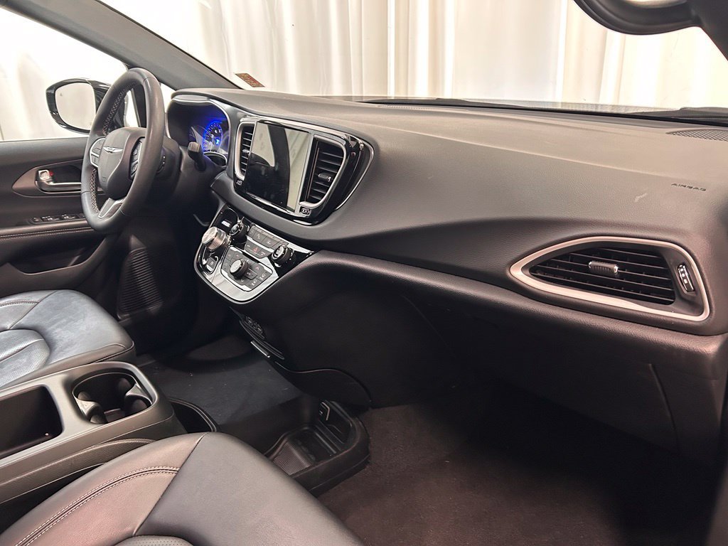 Used 2025 Chrysler Pacifica Select FWD image 25