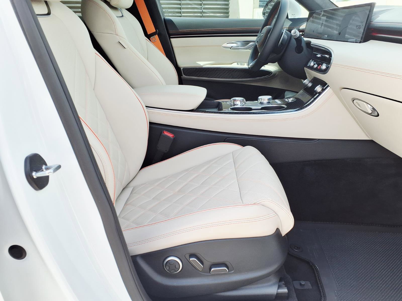 Certified 2026 Genesis GV70 3.5T Sport Prestige AWD/4WD image 11