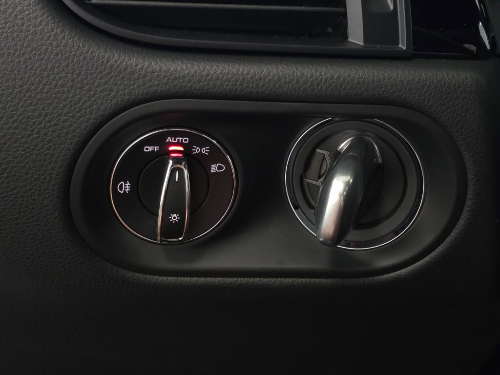 Certified 2025 Porsche Macan image 32