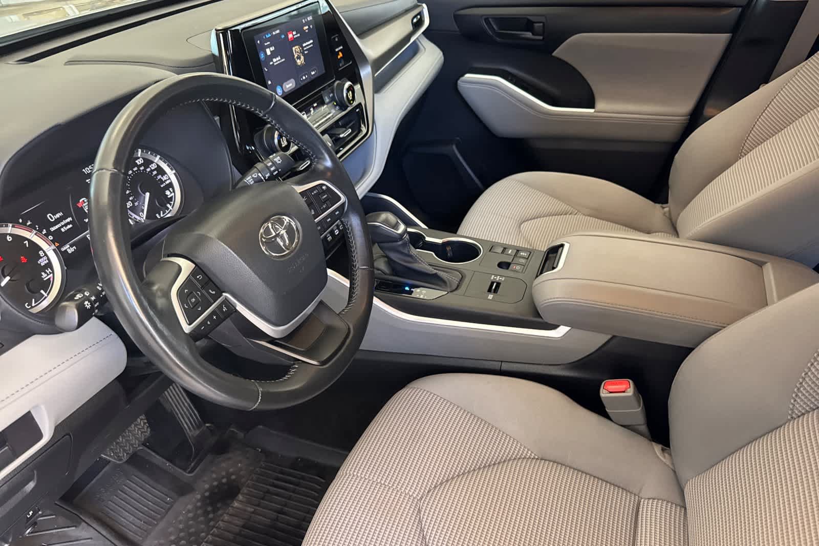 Used 2023 Toyota Highlander LE FWD image 11